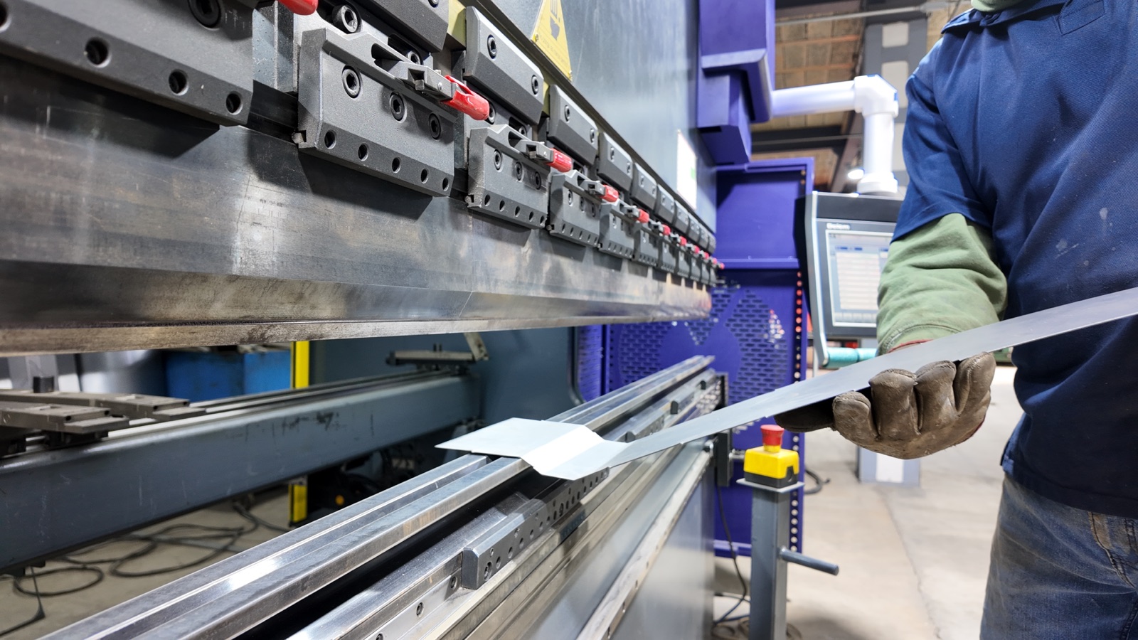 Dobladora CNC formando una pieza de lámina metálica