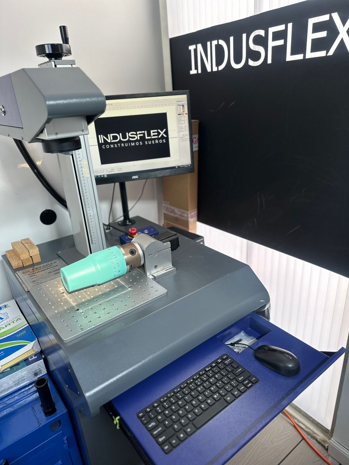 Equipo de grabado láser de metales instalado en el taller