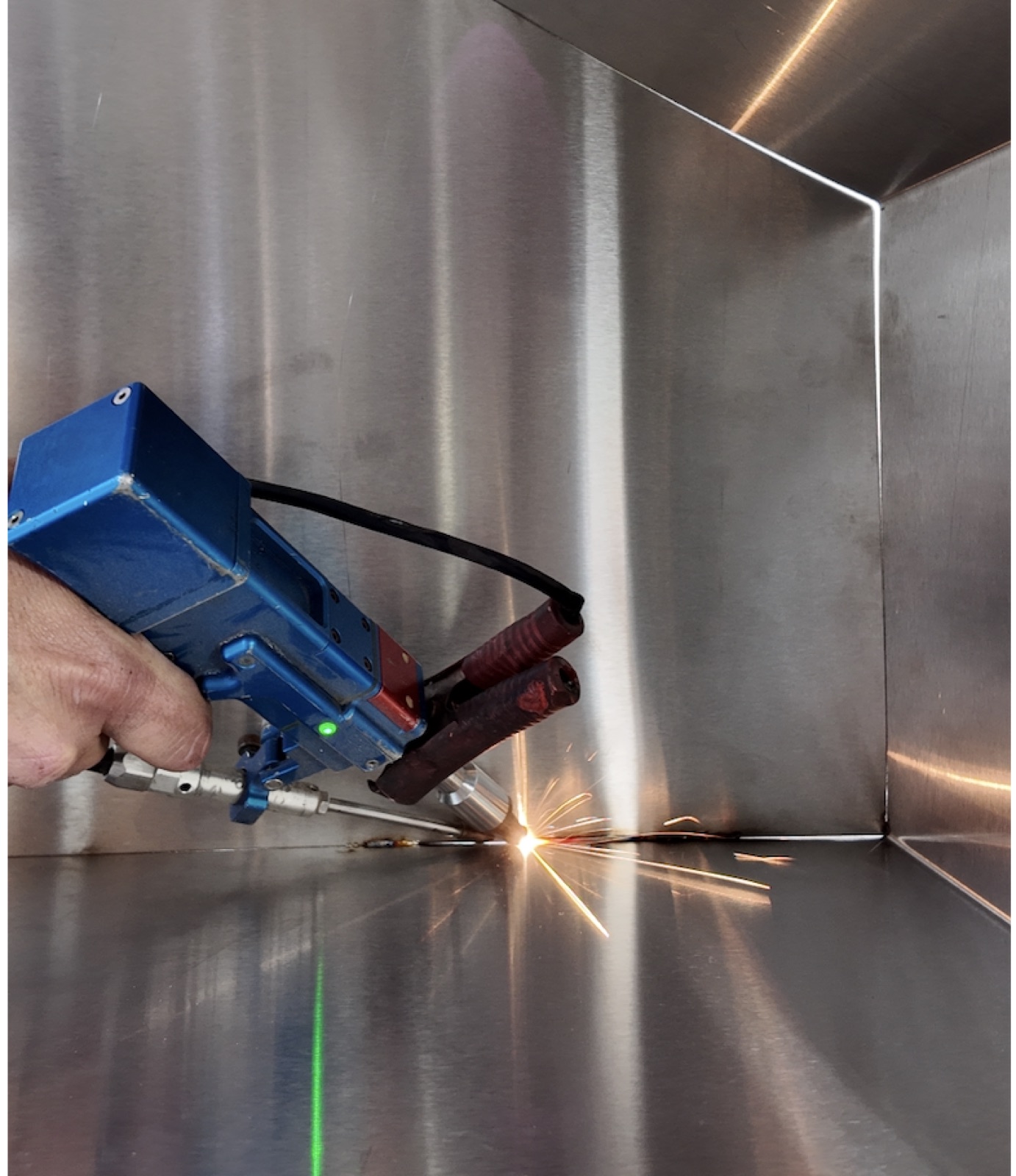 Soldadura láser aplicada sobre una pieza de acero inoxidable